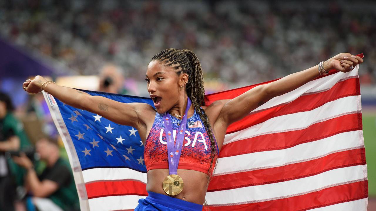 Tara Davis-Woodhall jubelt mit Goldmedaille und US-Flagge.