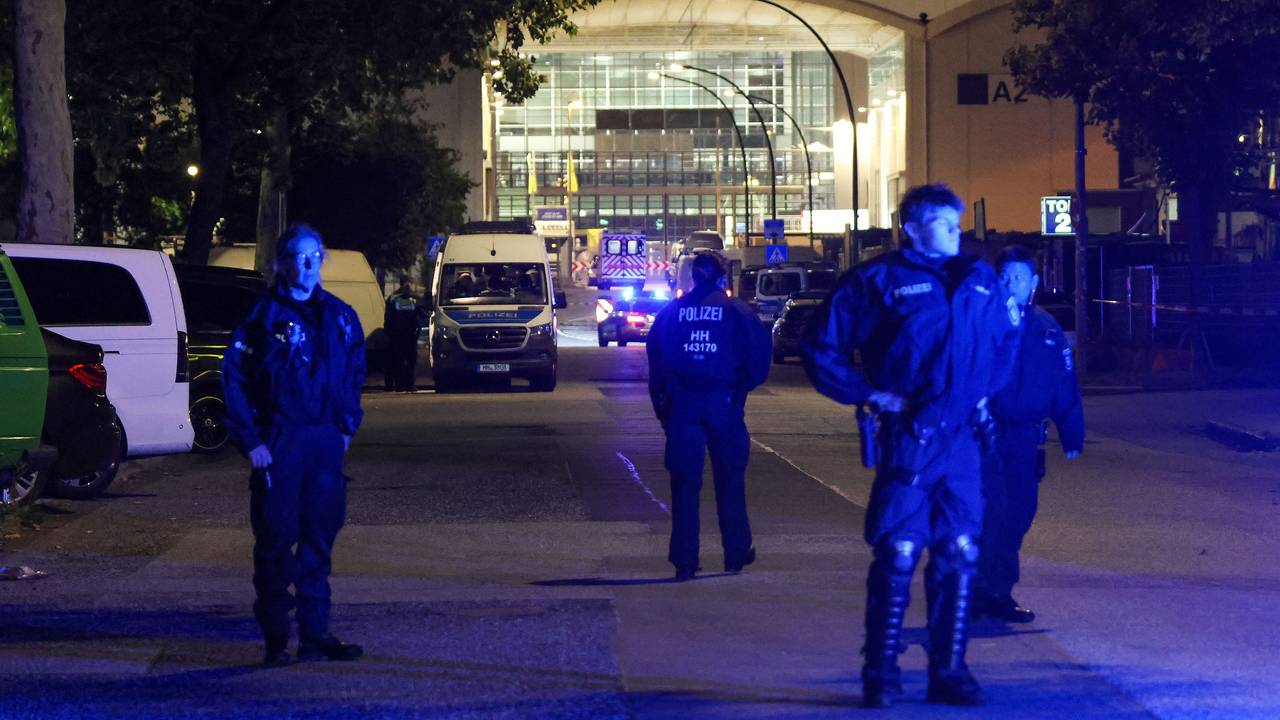Mehrere Polizeikräfte stehen auf der Straße.