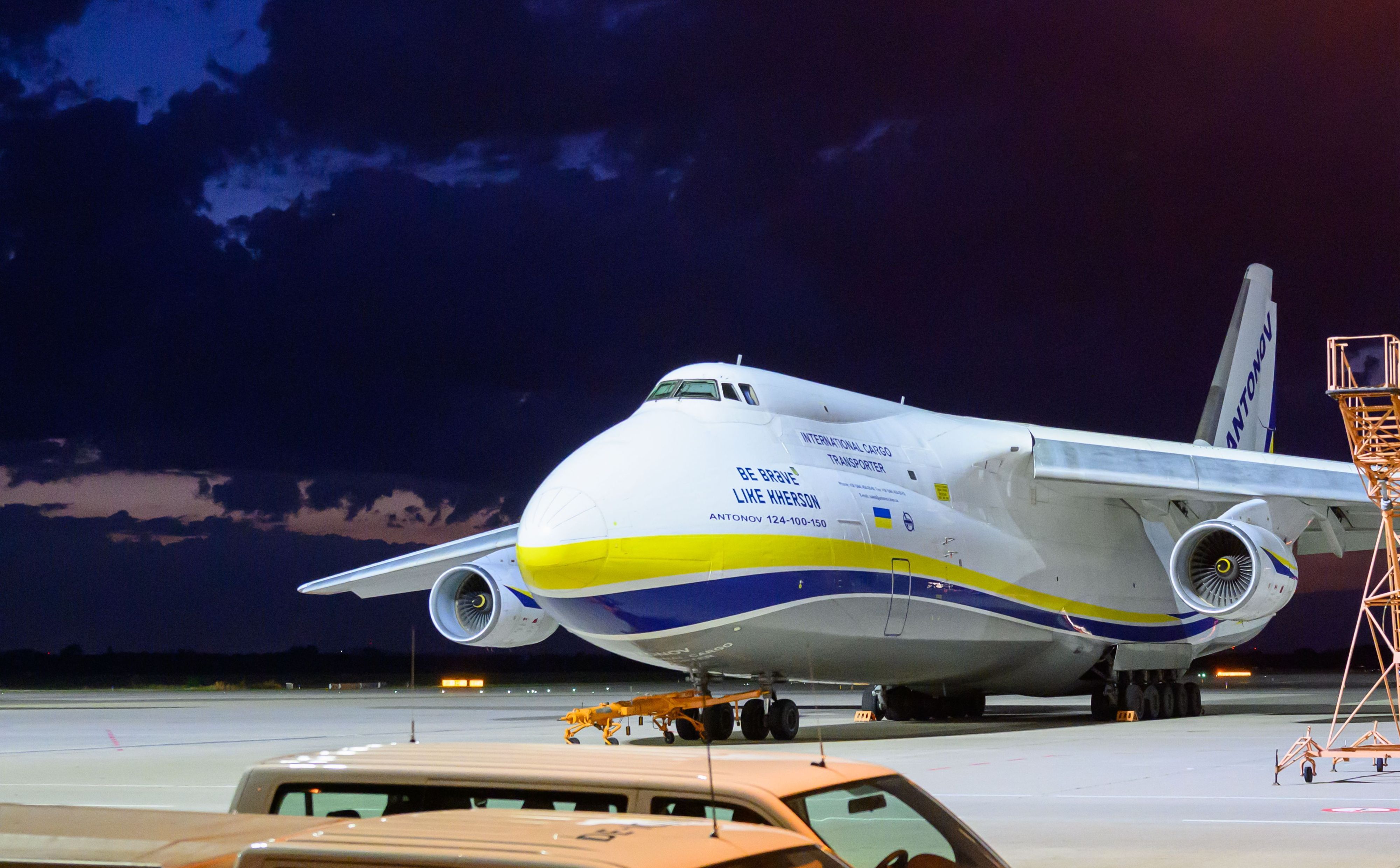 ine ukrainische Frachtmaschine vom Typ Antonow AN-124 steht auf dem Flughafen Leipzig/Halle.