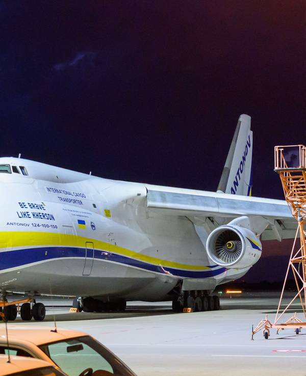 ine ukrainische Frachtmaschine vom Typ Antonow AN-124 steht auf dem Flughafen Leipzig/Halle.