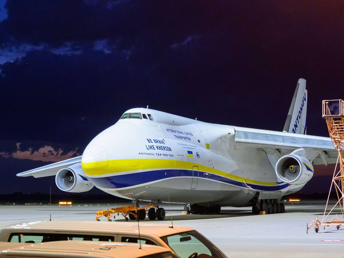 ine ukrainische Frachtmaschine vom Typ Antonow AN-124 steht auf dem Flughafen Leipzig/Halle.