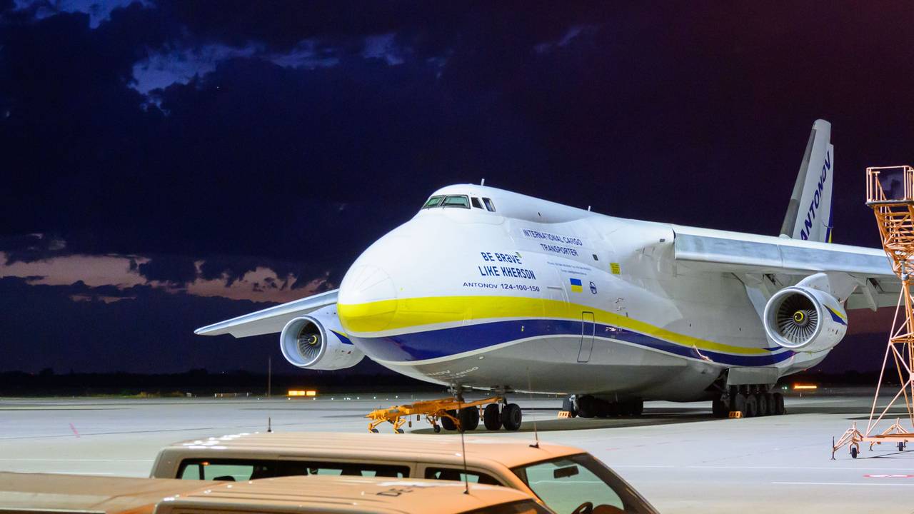 ine ukrainische Frachtmaschine vom Typ Antonow AN-124 steht auf dem Flughafen Leipzig/Halle.