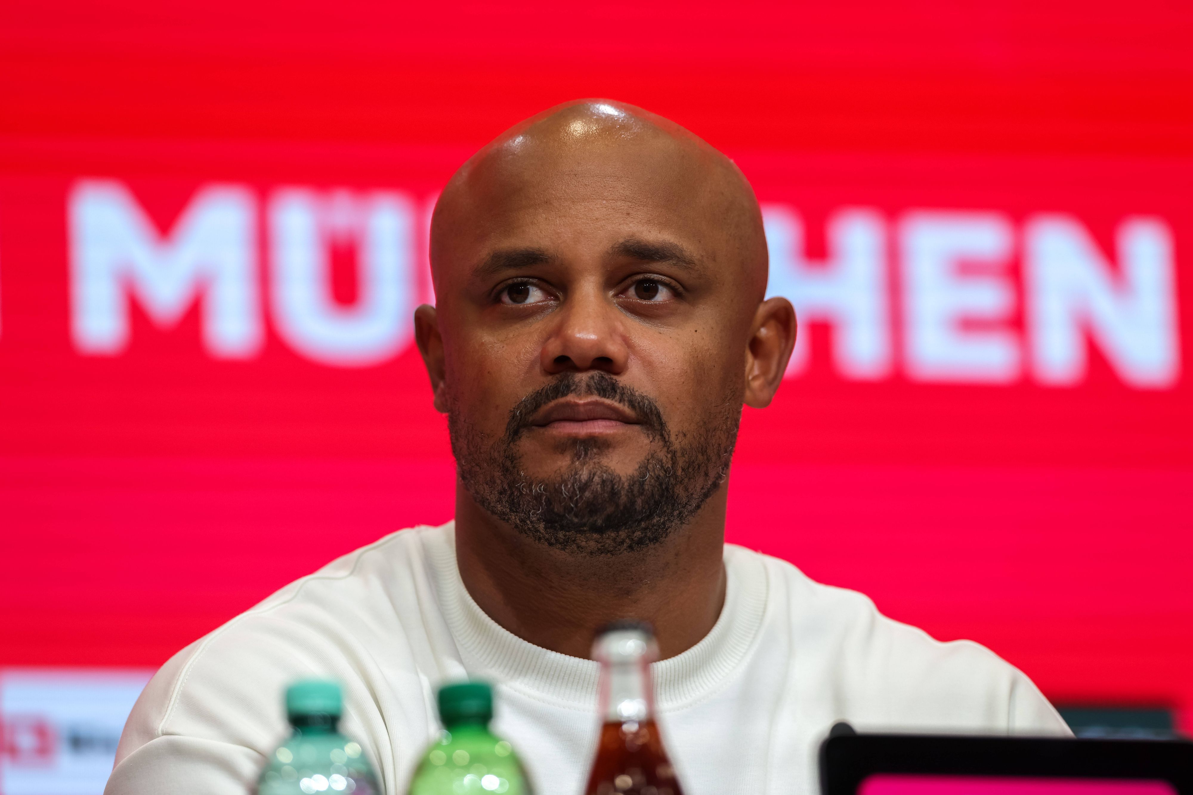 Vincent Kompany auf einer Pressekonferenz von Bayern München.