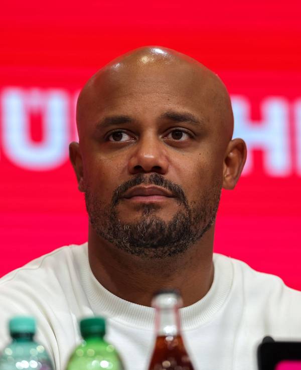 Vincent Kompany auf einer Pressekonferenz von Bayern München.