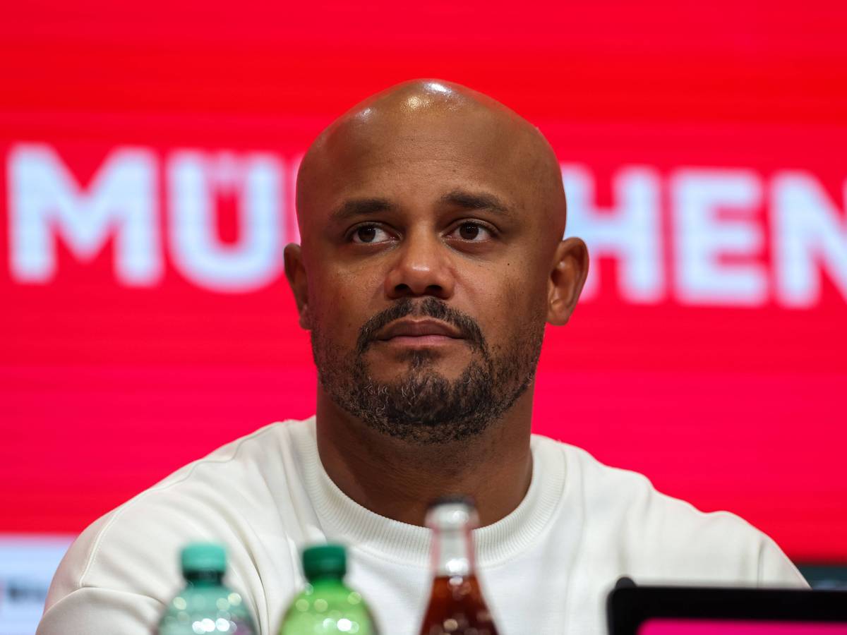 Vincent Kompany auf einer Pressekonferenz von Bayern München.
