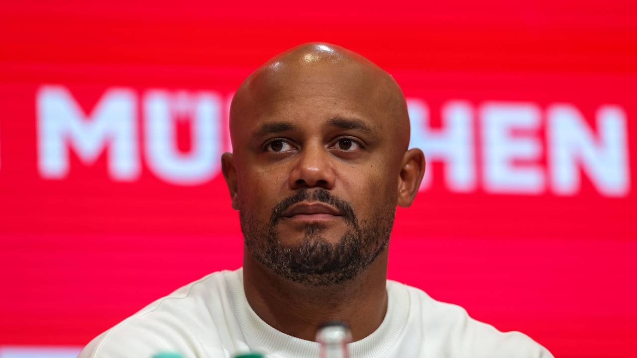 Vincent Kompany auf einer Pressekonferenz von Bayern München.