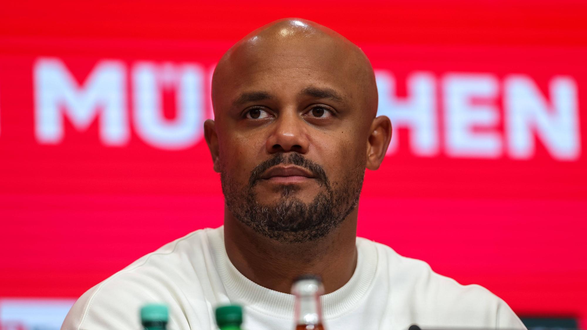 Vincent Kompany auf einer Pressekonferenz von Bayern München.