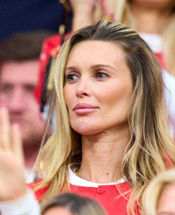 Katja Sabitzer bei einem EM-Spiel auf der Tribüne.