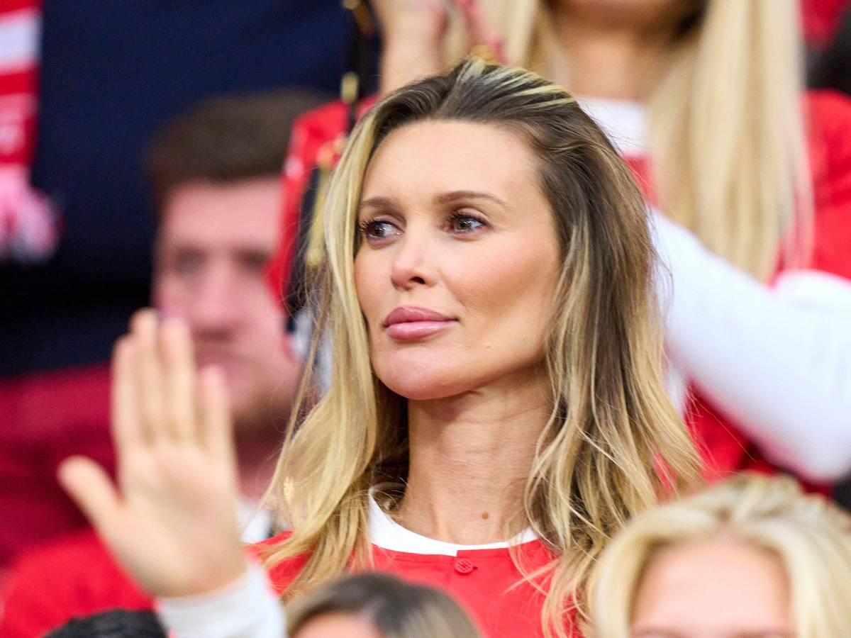 Katja Sabitzer bei einem EM-Spiel auf der Tribüne.
