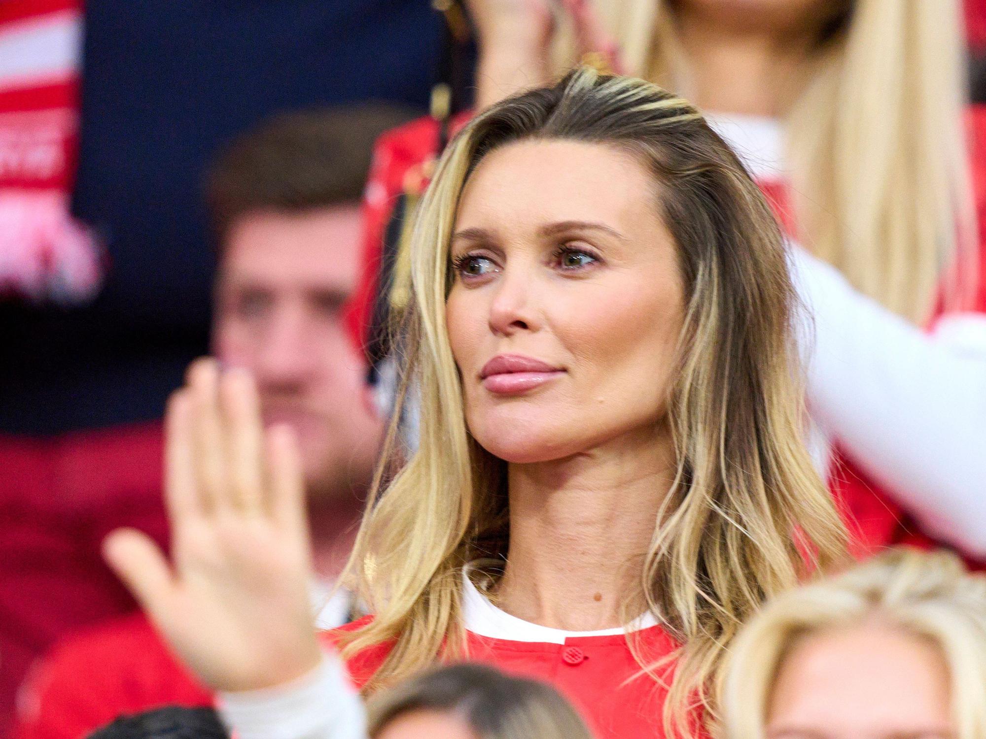 Katja Sabitzer bei einem EM-Spiel auf der Tribüne.