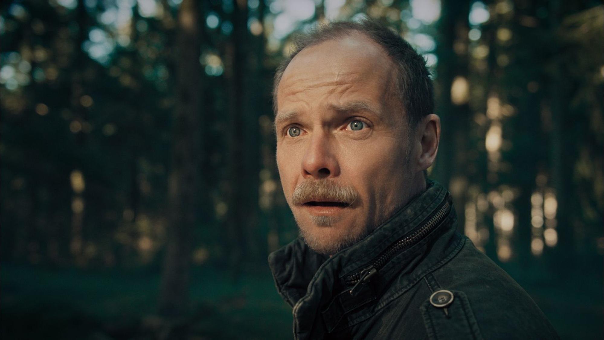 In „Die Toten vom Bodensee - Schicksalsrad“ prophezeite eine Wahrsagerin den Tod von Micha Oberländer (Matthias Koeberlin). Im neuen Krimi wird er nun tatsächlich niedergestochen, fällt ins Koma und ermittelt unterbewusst weiter. (Bild: ZDF/Lukas Gnaiger)