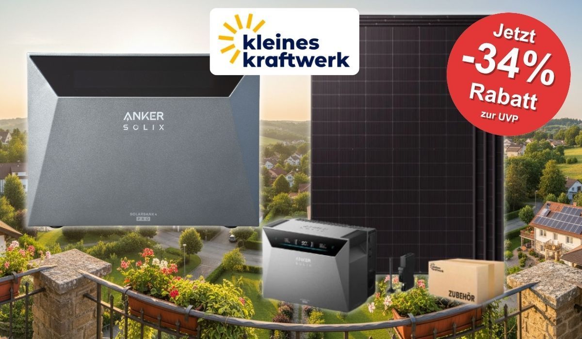 Kleines Kraftwerk Quattro XL Balkonkraftwerk-Set mit Anker SOLIX Solarbank 4 Pro, schwarzen Solarmodulen vor einem Gitterbalkon und einer Kleinstadt im Hintergrund.