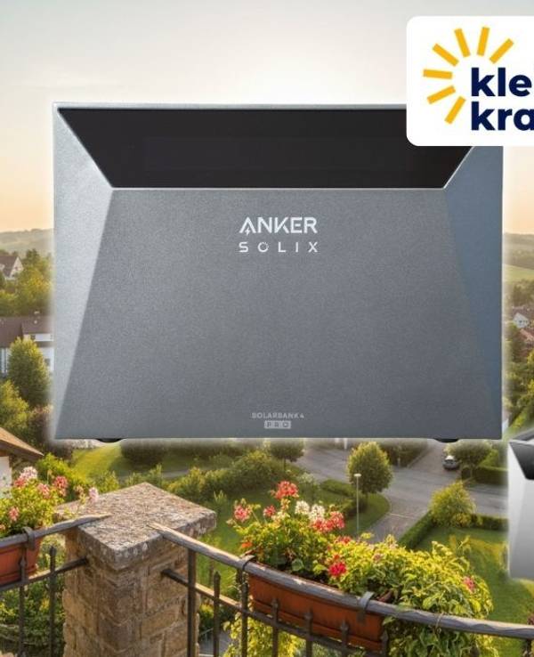Kleines Kraftwerk Quattro XL Balkonkraftwerk-Set mit Anker SOLIX Solarbank 4 Pro, schwarzen Solarmodulen vor einem Gitterbalkon und einer Kleinstadt im Hintergrund.