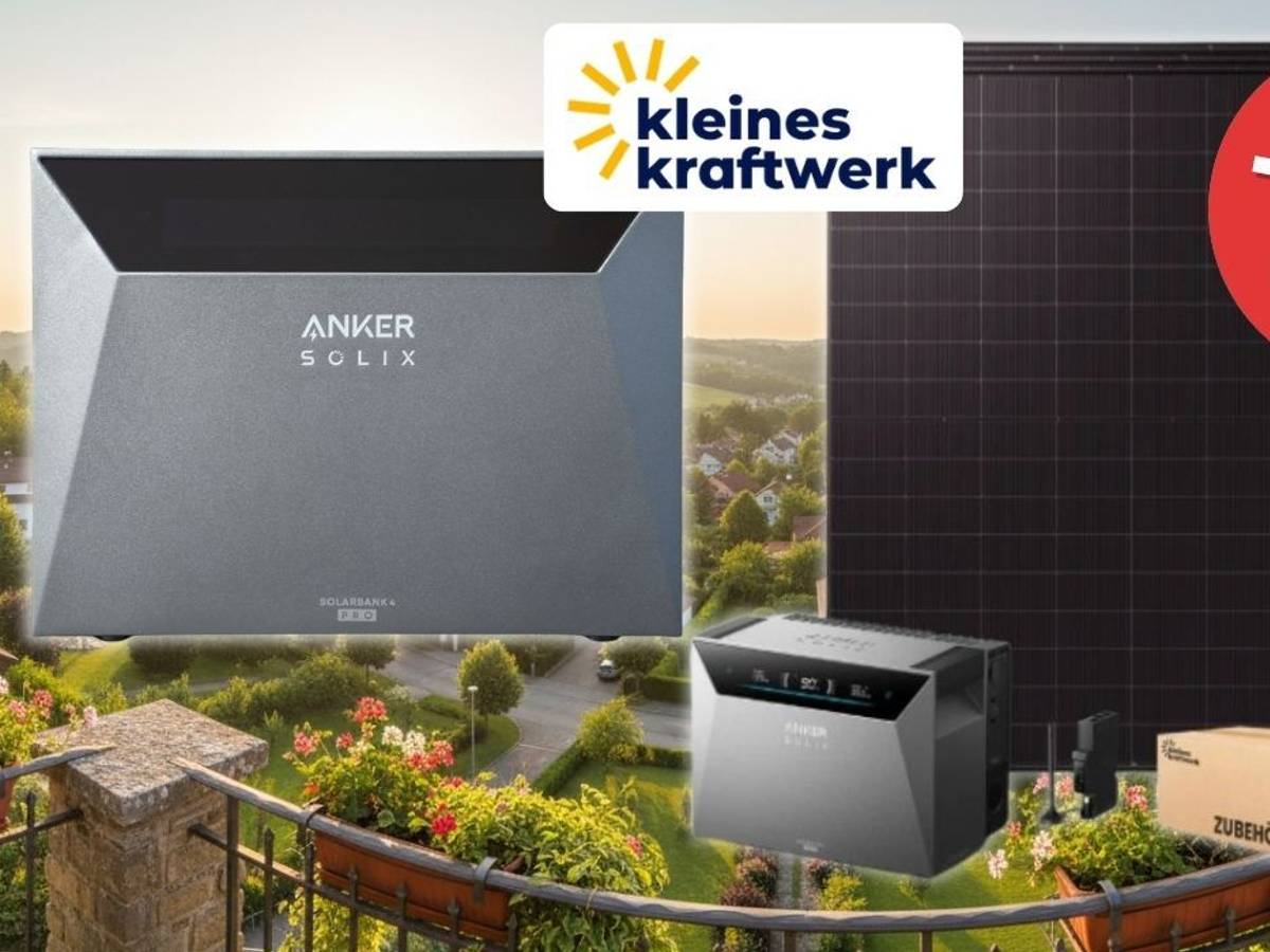 Kleines Kraftwerk Quattro XL Balkonkraftwerk-Set mit Anker SOLIX Solarbank 4 Pro, schwarzen Solarmodulen vor einem Gitterbalkon und einer Kleinstadt im Hintergrund.