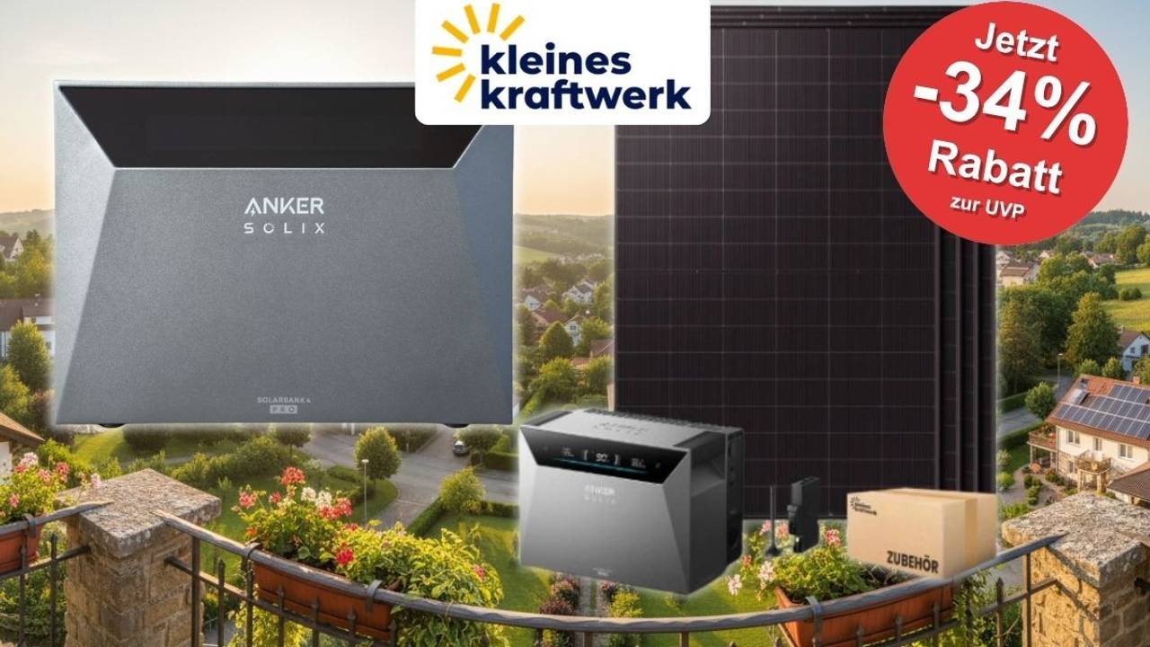 Kleines Kraftwerk Quattro XL Balkonkraftwerk-Set mit Anker SOLIX Solarbank 4 Pro, schwarzen Solarmodulen vor einem Gitterbalkon und einer Kleinstadt im Hintergrund.