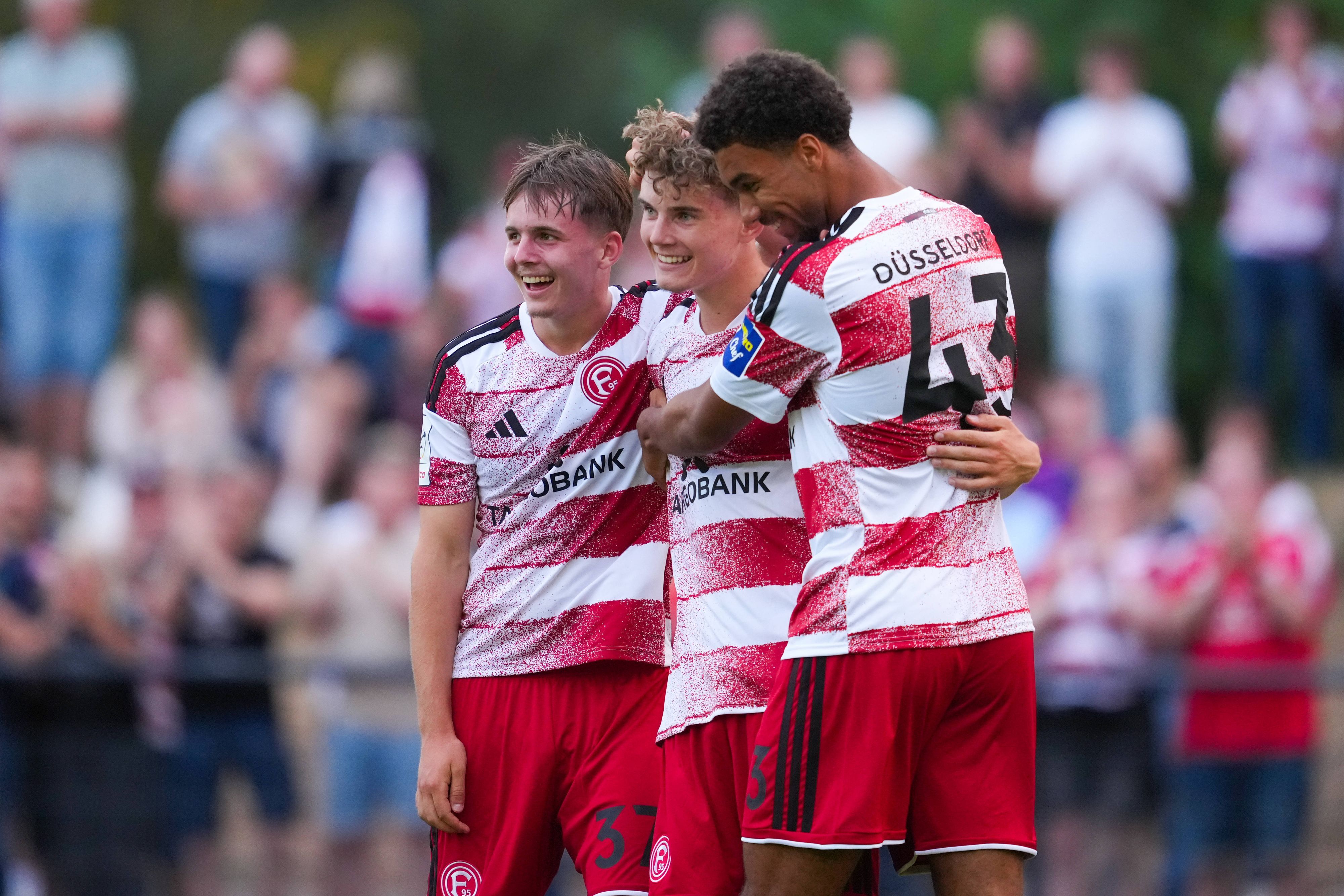 Levi Mentzel beim Torjubel mit Elias Arden und Noah Egouli.