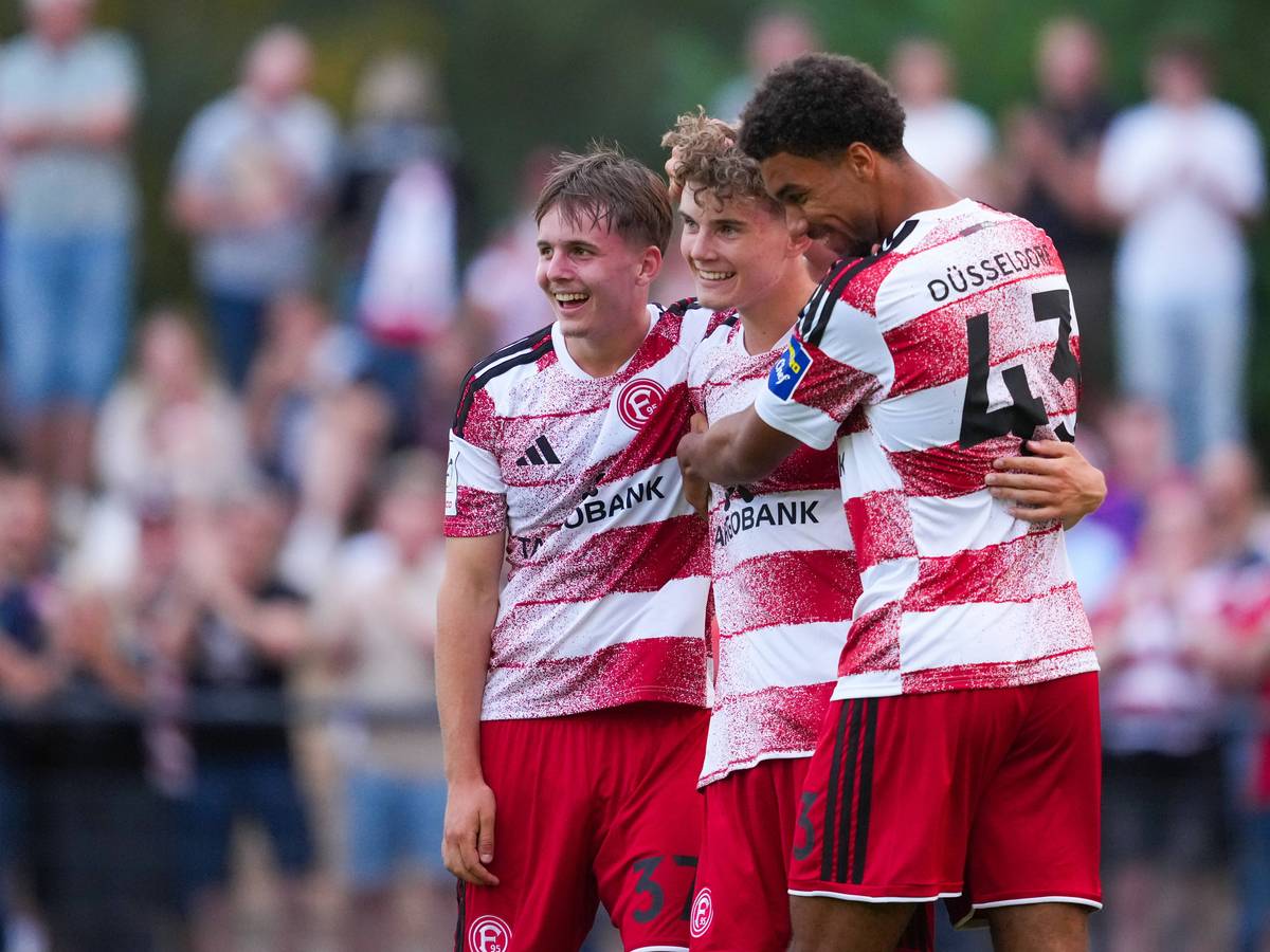 Levi Mentzel beim Torjubel mit Elias Arden und Noah Egouli.