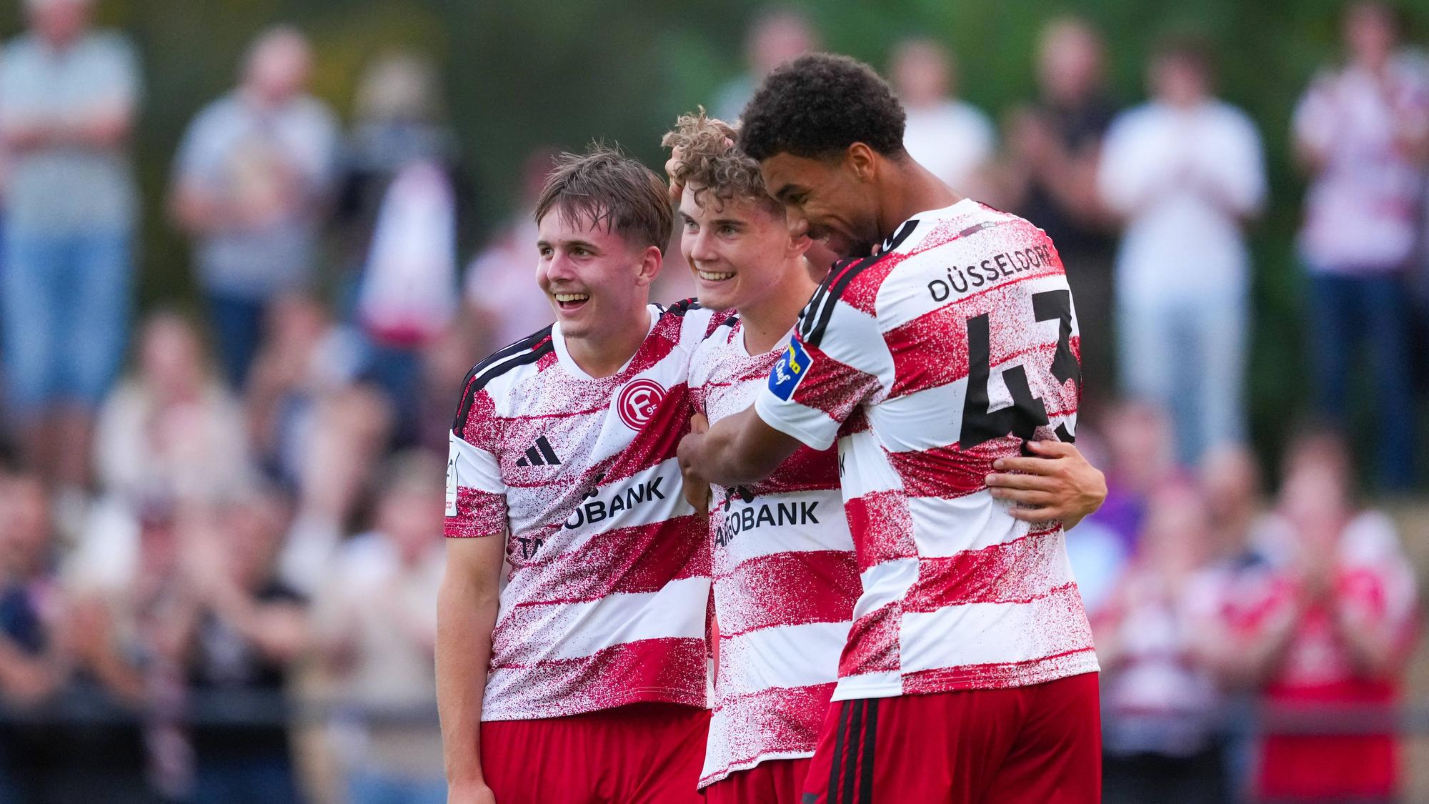 Levi Mentzel beim Torjubel mit Elias Arden und Noah Egouli.