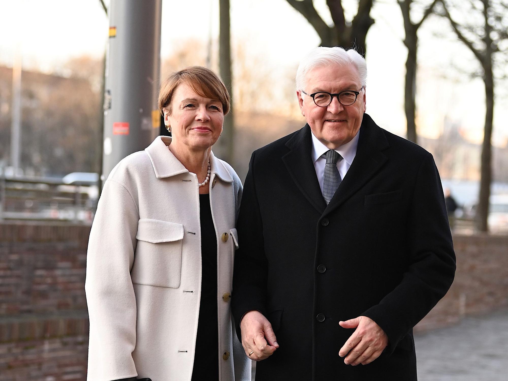 Elke Büdenbender und Bundespräsident Frank-Walter Steinmeier posieren.