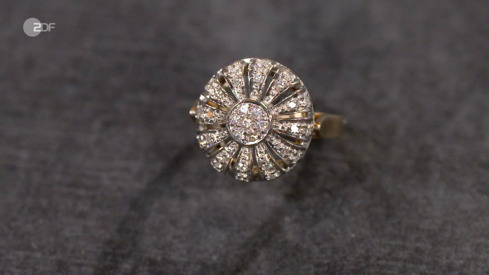 „Glitzer, Glitzer, Glitzer“, beschrieb Lichter den strahlenden Cocktail-Ring, den Heide Rezepa-Zabel als Schmuck aus den 1960er-Jahren an Op-Art erinnerte. Der Wunschpreis für den Ring aus 585er Gelbgold und Diamanten (Carat 0,36) lag bei 700 Euro. Die Expertin taxierte 1.000 bis 1.200 Euro. Anaisio Guedes zahlte sogar 1.350 Euro. 


 (Bild: ZDF)