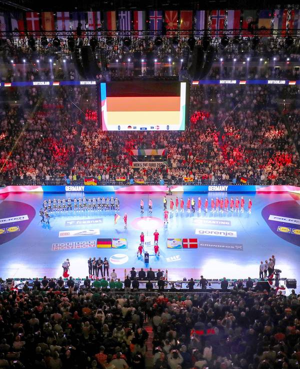 Blick in die volle Lanxess-Arena beim Handball.