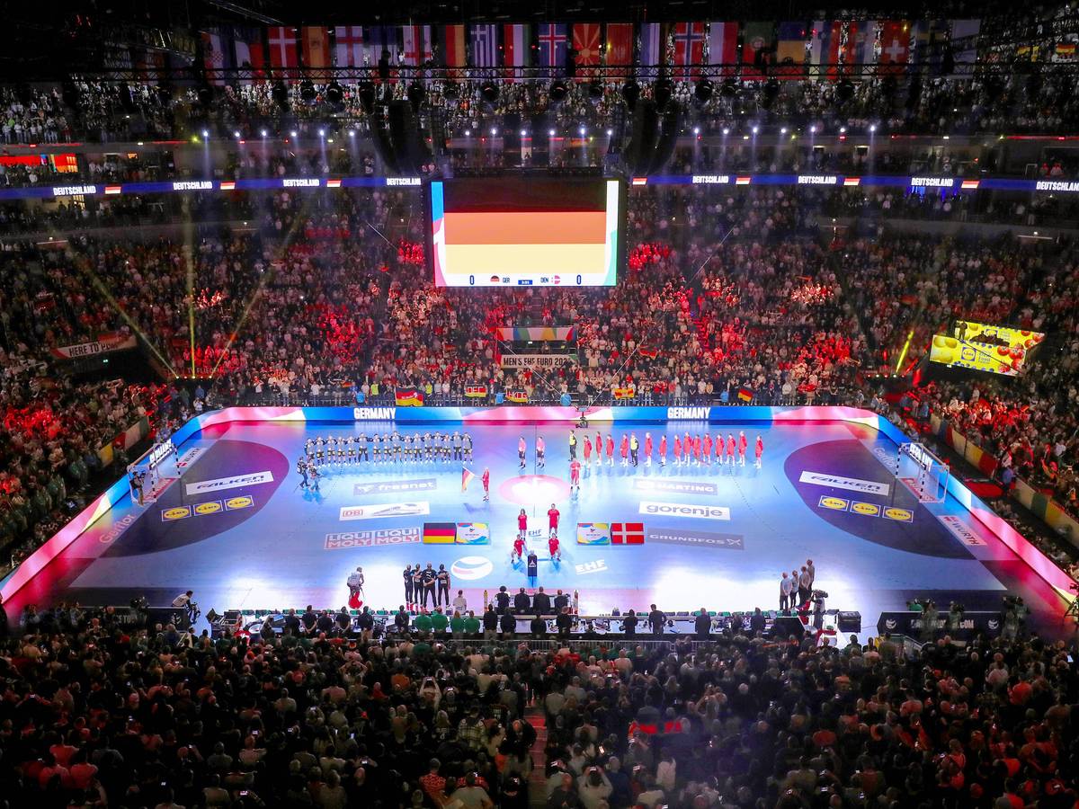 Blick in die volle Lanxess-Arena beim Handball.