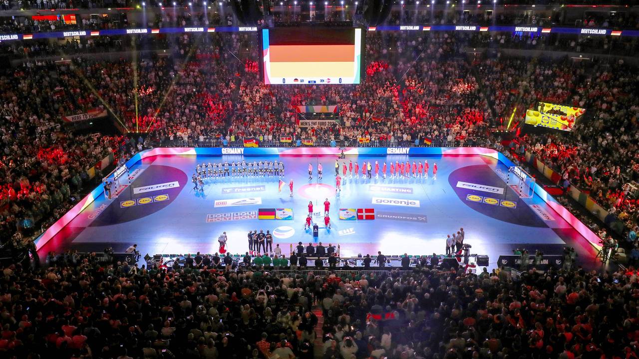 Blick in die volle Lanxess-Arena beim Handball.