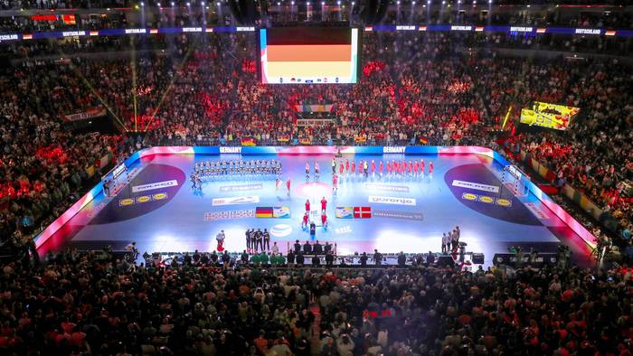 Blick in die volle Lanxess-Arena beim Handball.
