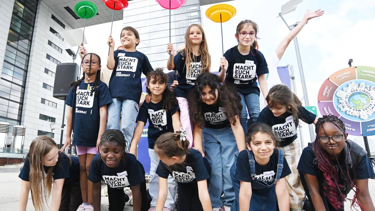 Pressekonferenz zum Weltkindertag auf dem Harry-Blum-Platz im Rheinauhafen.