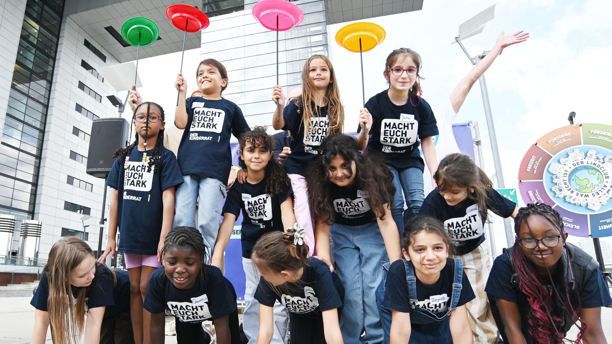 Pressekonferenz zum Weltkindertag auf dem Harry-Blum-Platz im Rheinauhafen.