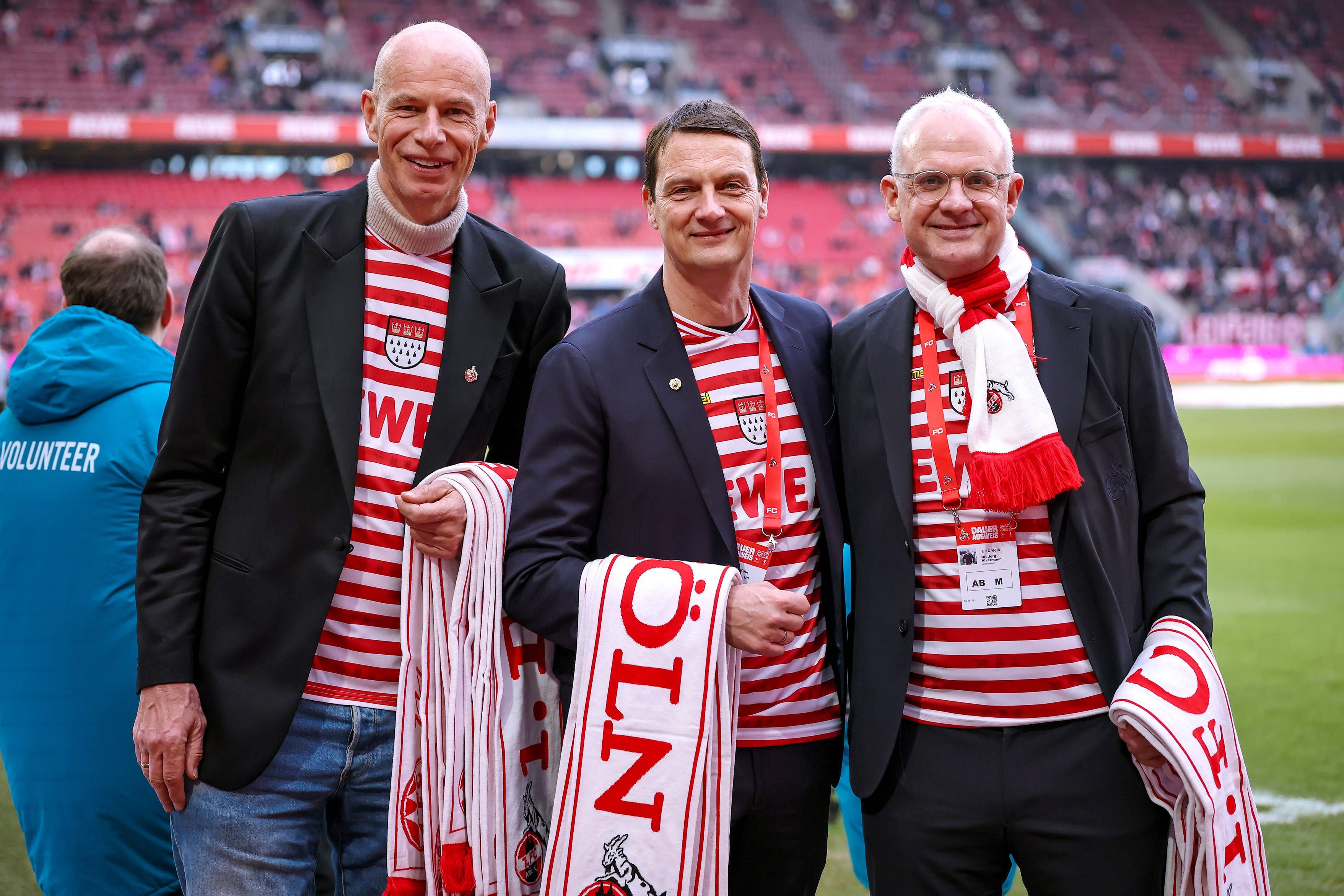 Jörn Stobbe, Ulf Sobek und Jörg Alvermann. mit Schals im Stadion.