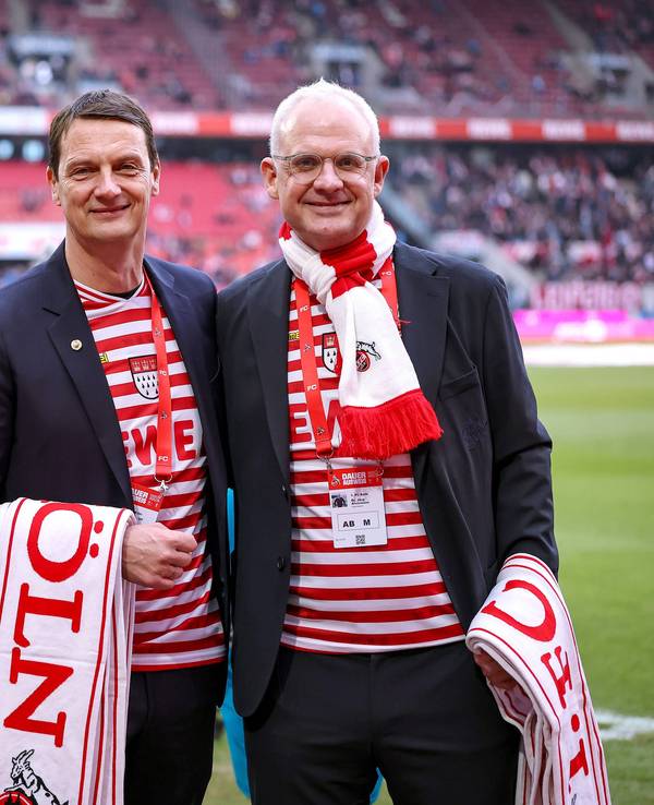Jörn Stobbe, Ulf Sobek und Jörg Alvermann. mit Schals im Stadion.