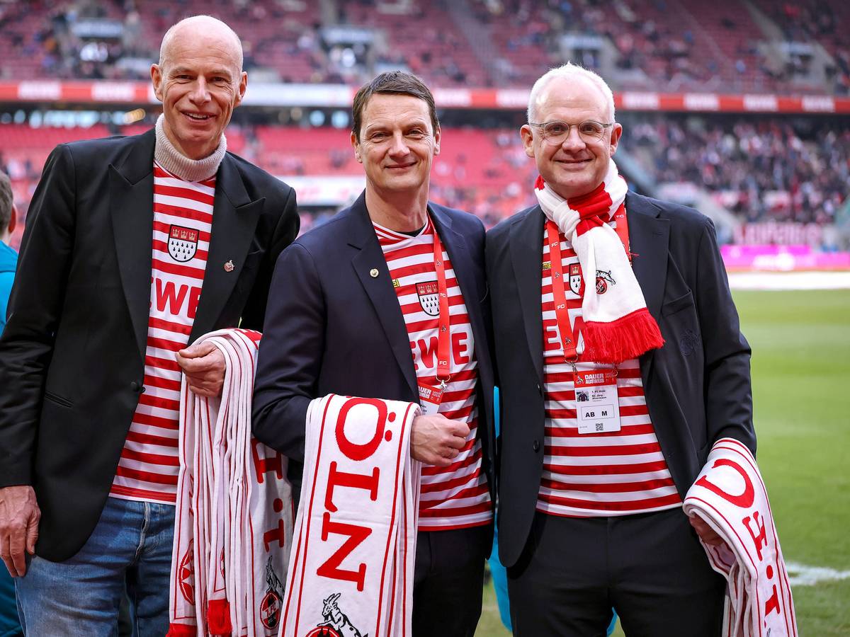 Jörn Stobbe, Ulf Sobek und Jörg Alvermann. mit Schals im Stadion.