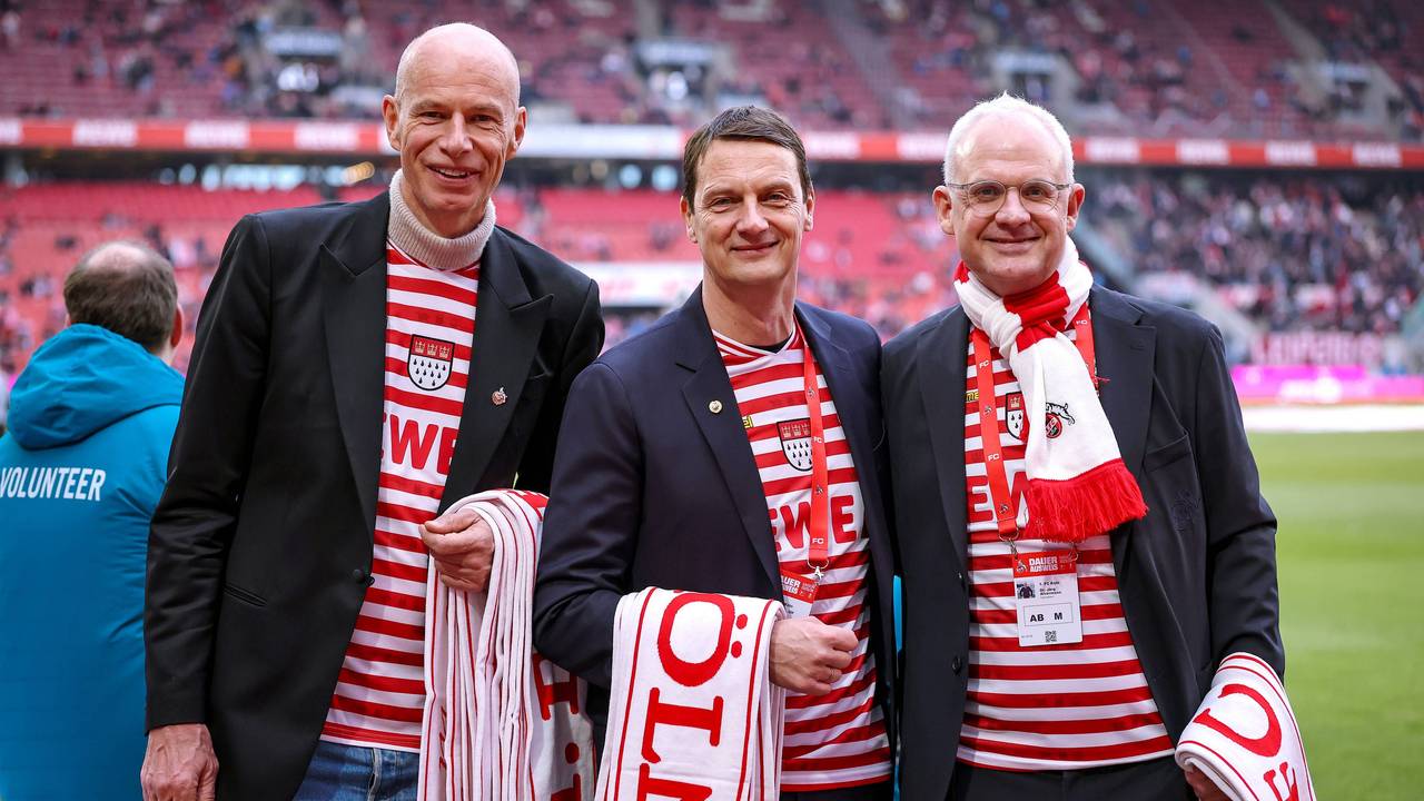 Jörn Stobbe, Ulf Sobek und Jörg Alvermann. mit Schals im Stadion.