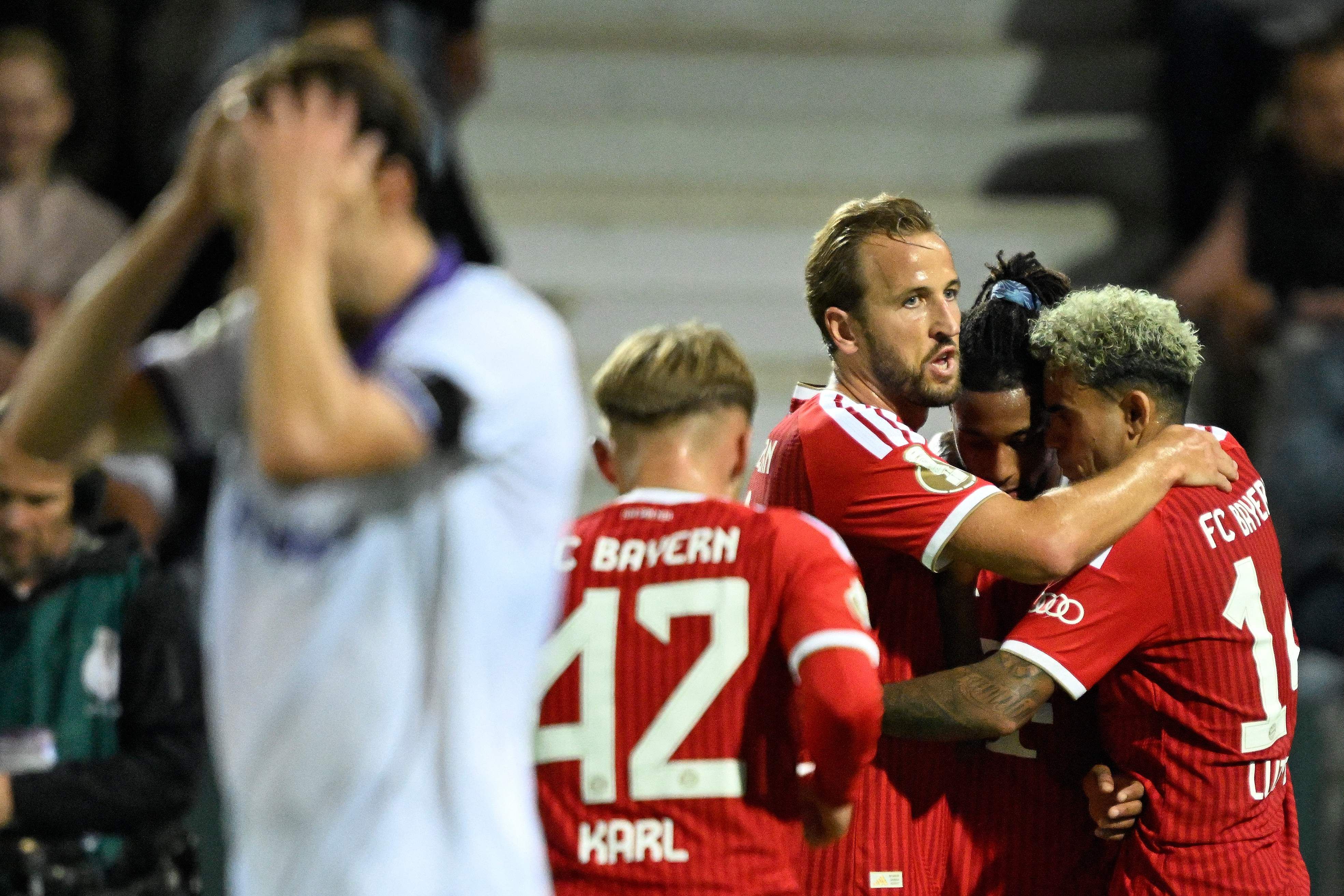 Jubel bei Harray Kane, Luis Diaz und Torschütze Michael Olise.