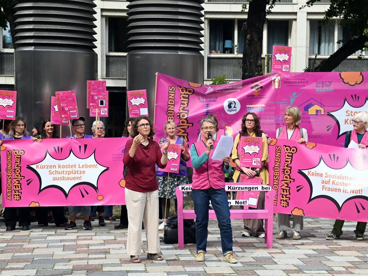 Proteste vor dem Rathaus: Mehrere Aktionsbündnisse demonstrieren vor und während der Sitzung des Stadtrates gegen Kürzungen.