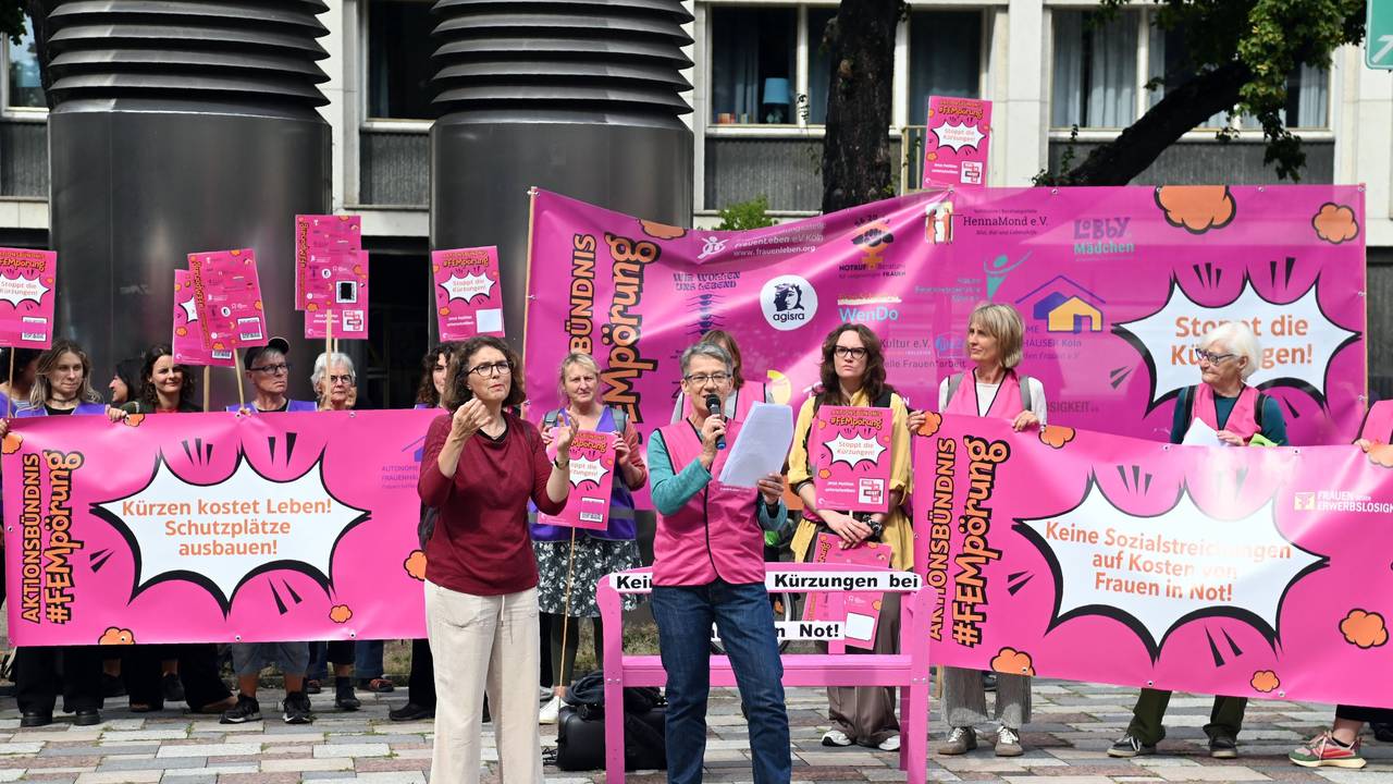 Proteste vor dem Rathaus: Mehrere Aktionsbündnisse demonstrieren vor und während der Sitzung des Stadtrates gegen Kürzungen.