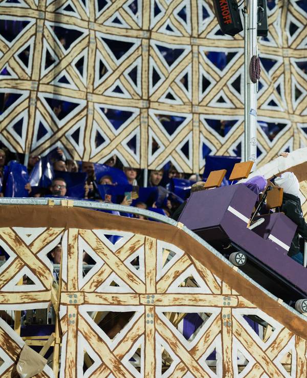 Ein Achterbahnwagen mit Puppen fährt durch die Choreo der Osnabrücker Fans.