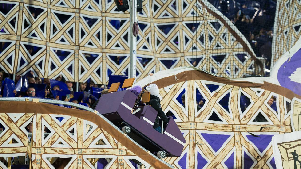 Ein Achterbahnwagen mit Puppen fährt durch die Choreo der Osnabrücker Fans.