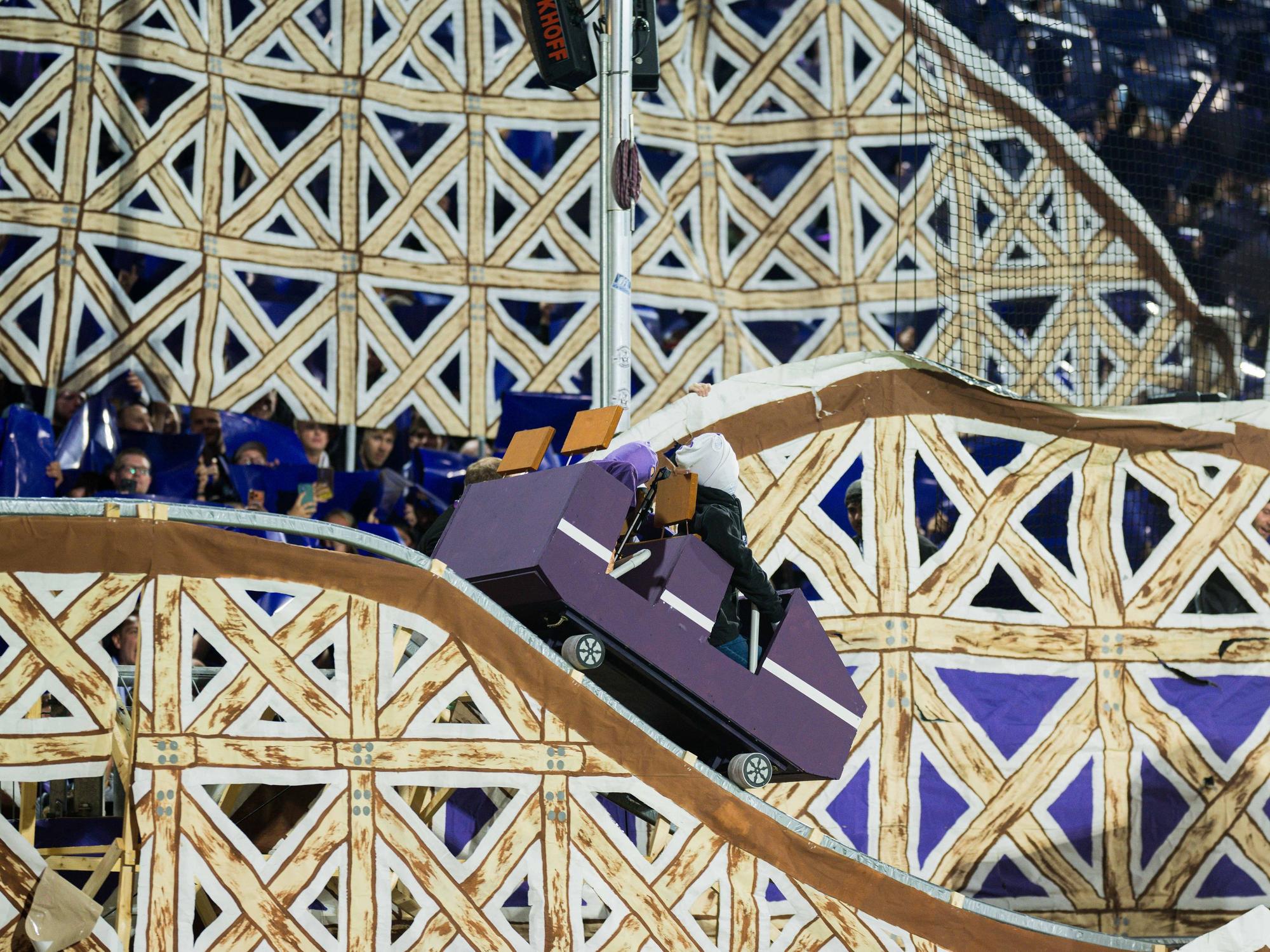 Ein Achterbahnwagen mit Puppen fährt durch die Choreo der Osnabrücker Fans.