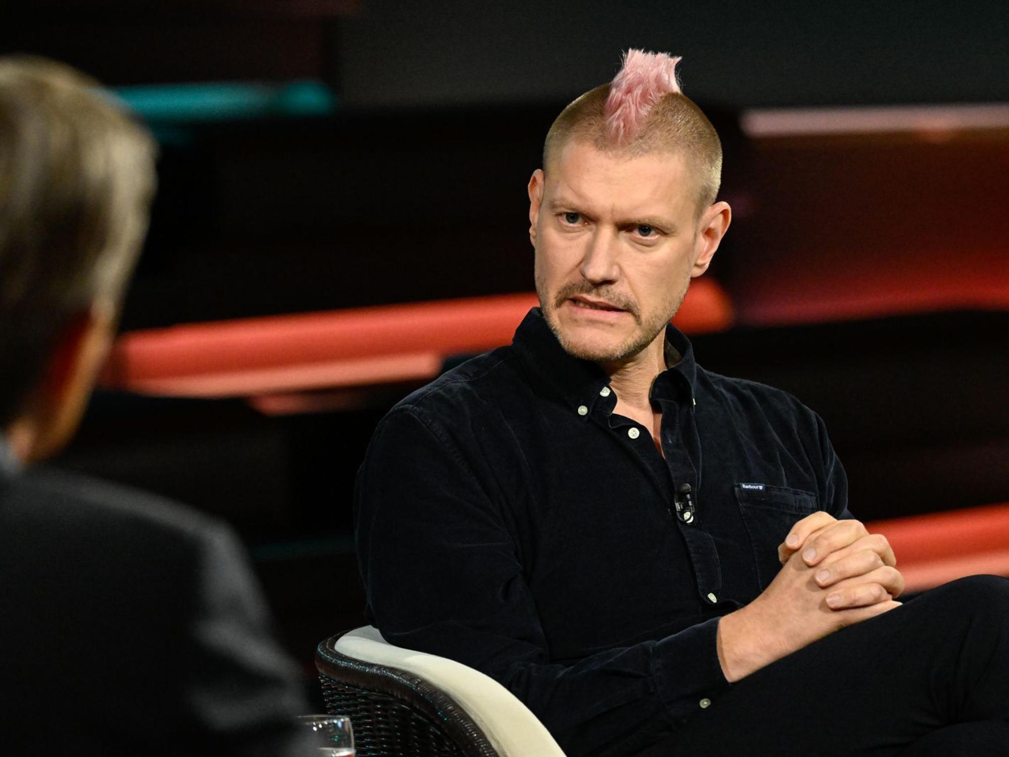 „ehr viele von den Gesetzen, die wir heute haben, beziehen sich noch auf Angriffe, die im 20. Jahrhundert 'en vogue' waren“, mahnte Sascha Lobo. (Bild: ZDF / Markus Hertrich)