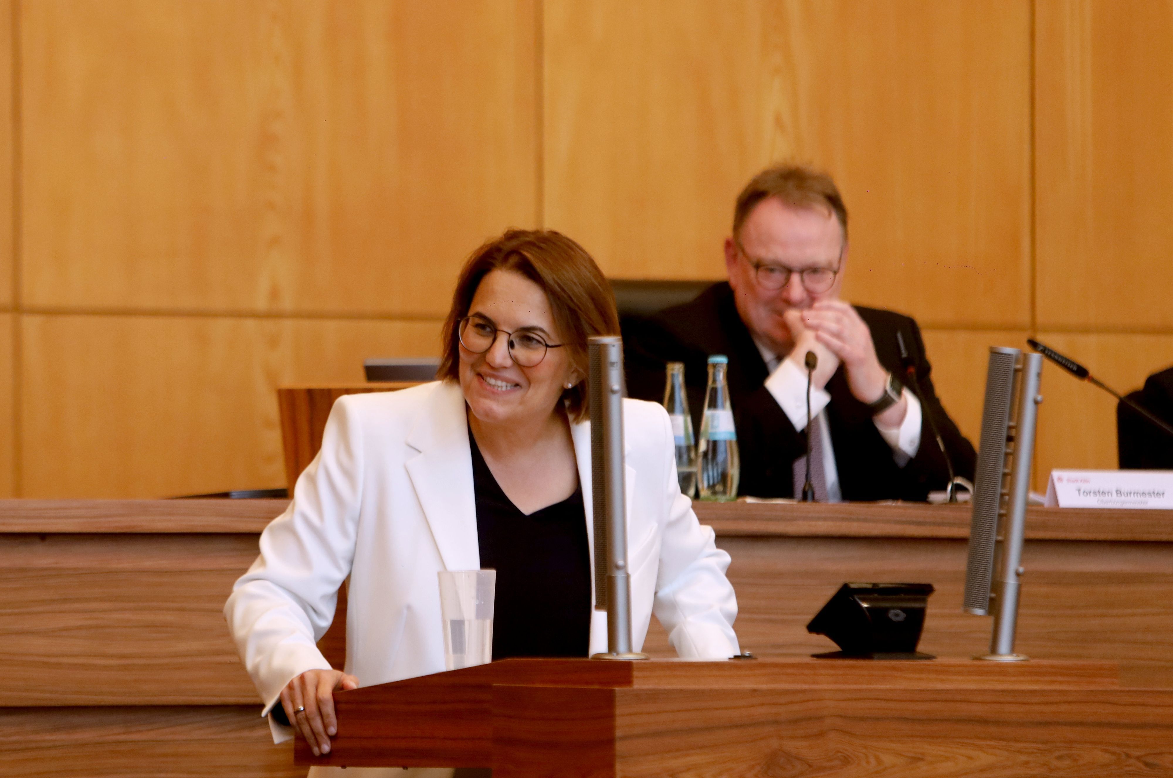 Kämmerin Dörte Diemert und Kölns OB, Torsten Burmester: Bei der zehnten Ratssitzung legt die Stadtverwaltung dem Stadtrat ihren Haushaltsplanentwurf für die Jahre 2027/2028 vor.