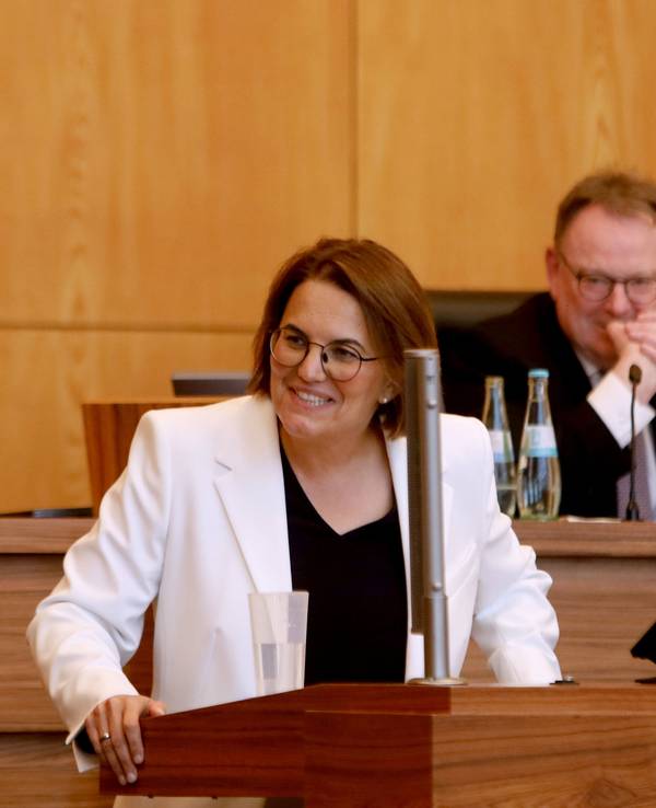 Kämmerin Dörte Diemert und Kölns OB, Torsten Burmester: Bei der zehnten Ratssitzung legt die Stadtverwaltung dem Stadtrat ihren Haushaltsplanentwurf für die Jahre 2027/2028 vor.