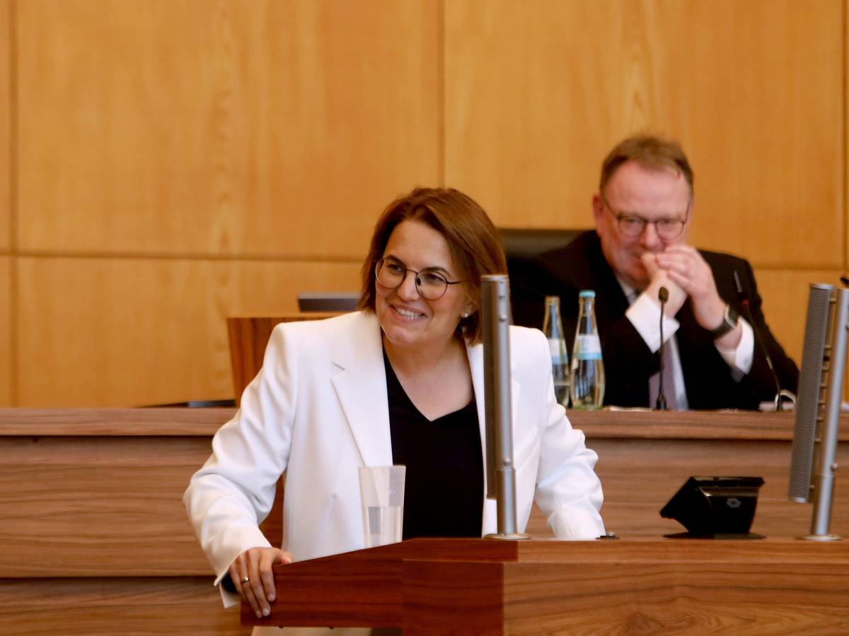 Kämmerin Dörte Diemert und Kölns OB, Torsten Burmester: Bei der zehnten Ratssitzung legt die Stadtverwaltung dem Stadtrat ihren Haushaltsplanentwurf für die Jahre 2027/2028 vor.