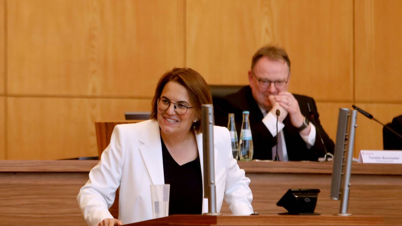Kämmerin Dörte Diemert und Kölns OB, Torsten Burmester: Bei der zehnten Ratssitzung legt die Stadtverwaltung dem Stadtrat ihren Haushaltsplanentwurf für die Jahre 2027/2028 vor.