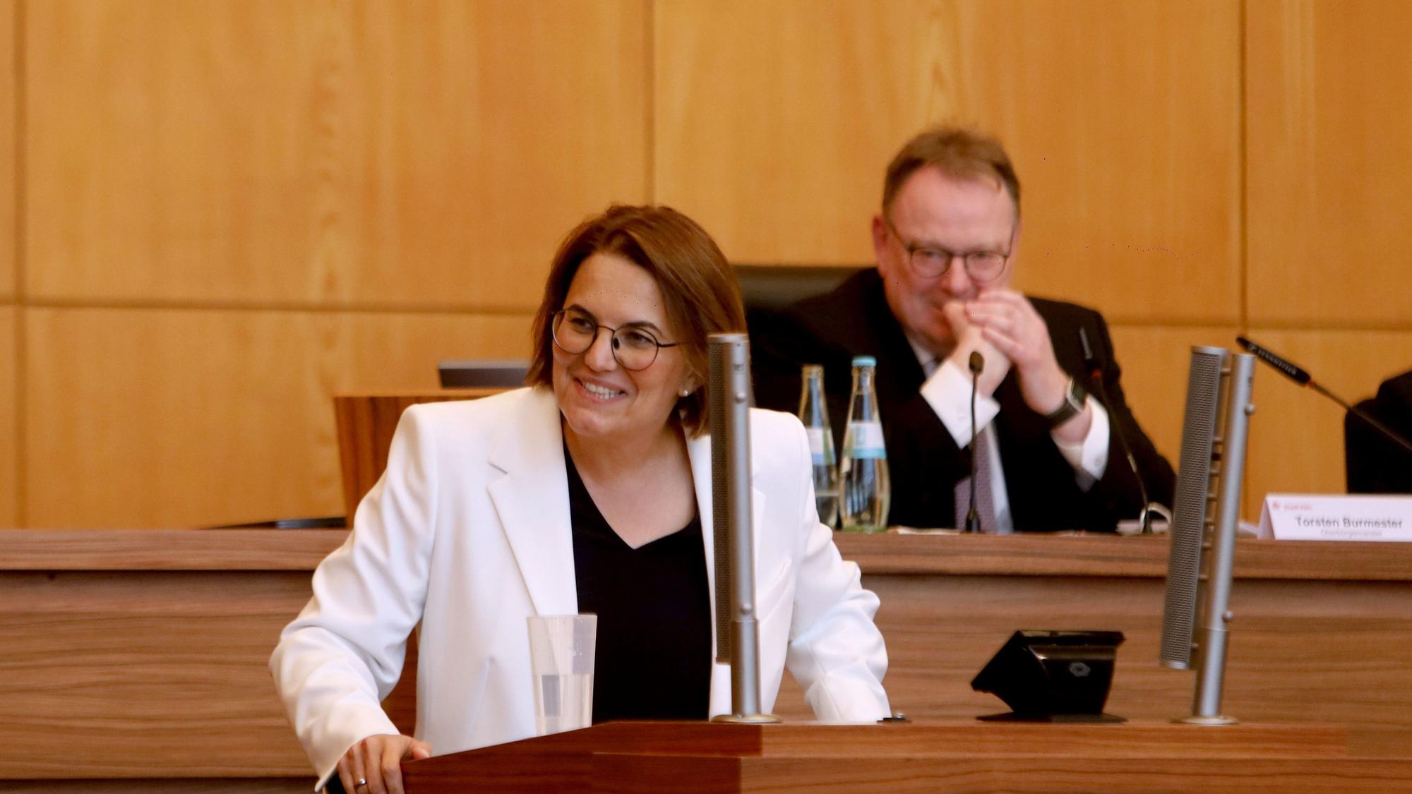 Kämmerin Dörte Diemert und Kölns OB, Torsten Burmester: Bei der zehnten Ratssitzung legt die Stadtverwaltung dem Stadtrat ihren Haushaltsplanentwurf für die Jahre 2027/2028 vor.