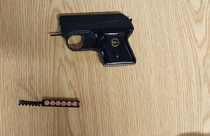 Die sichergestellte Waffe liegt auf einem Tisch.