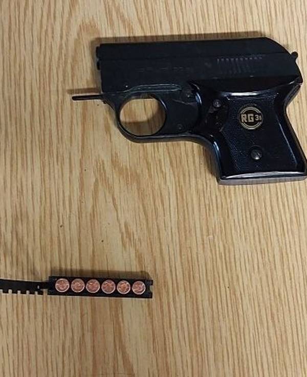 Die sichergestellte Waffe liegt auf einem Tisch.
