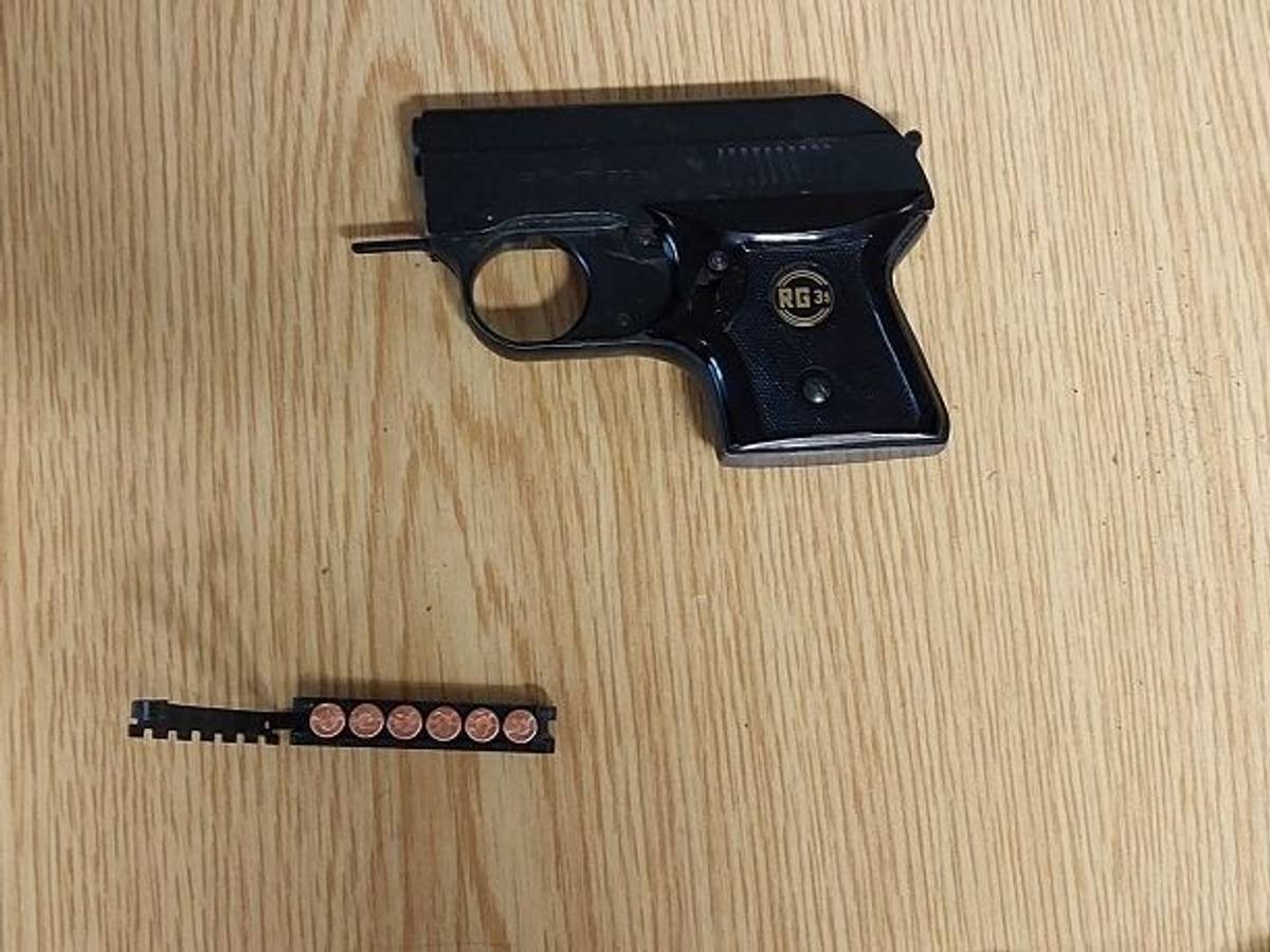 Die sichergestellte Waffe liegt auf einem Tisch.