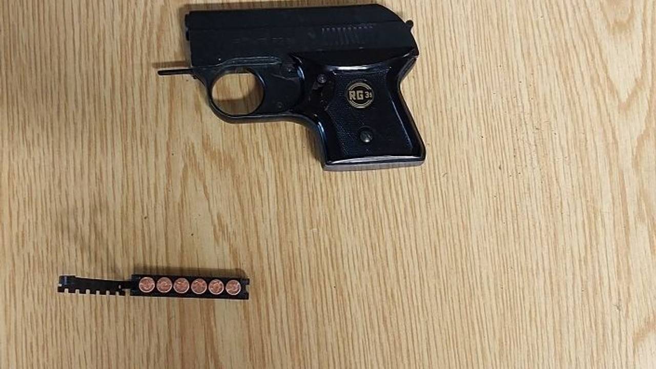 Die sichergestellte Waffe liegt auf einem Tisch.